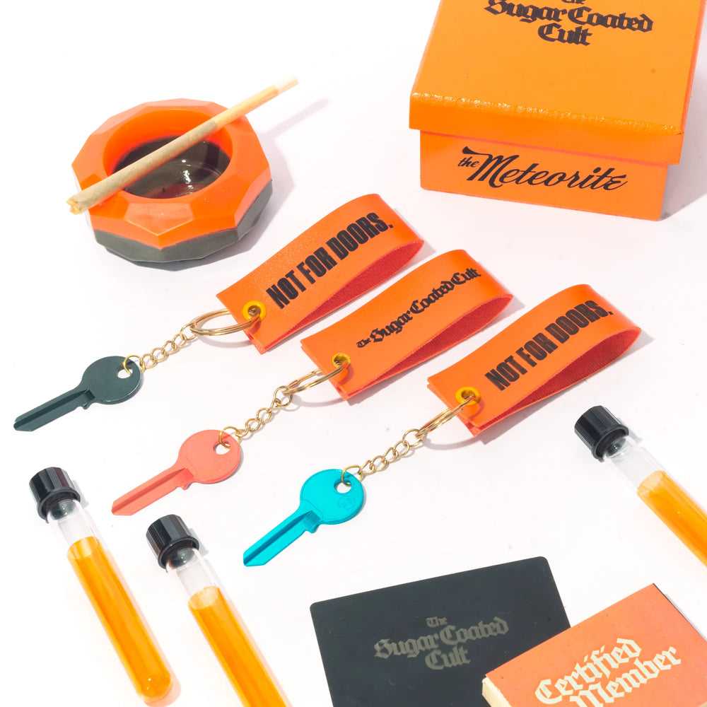 KIT CRISIS: the whole range laid out on white, the Meteorite and its box, keyrings, tubes, the black card and the Certified Member booklet