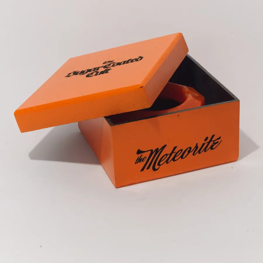 The box with its lid set aside and the ashtray inside